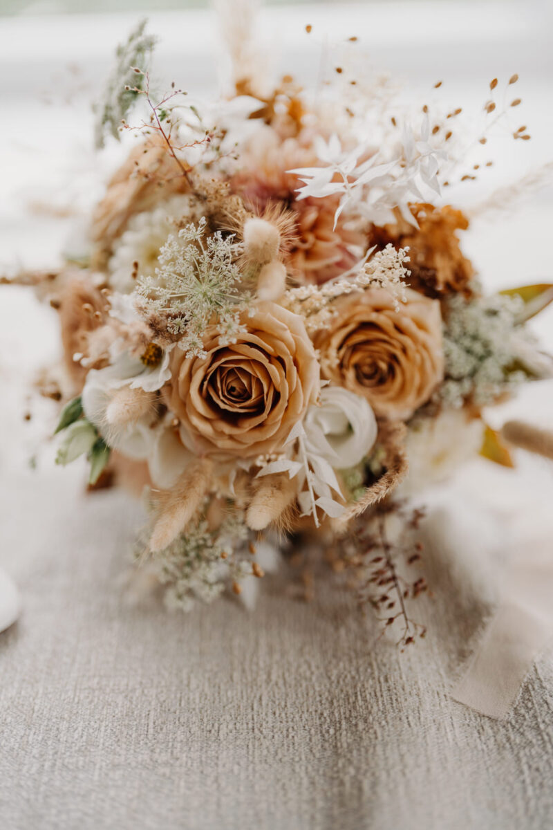 Brautstrauß, roter Faden, Hochzeitskonzept, Toffe Rosen, Wilde Blumen, Edel, Nobel, Schick