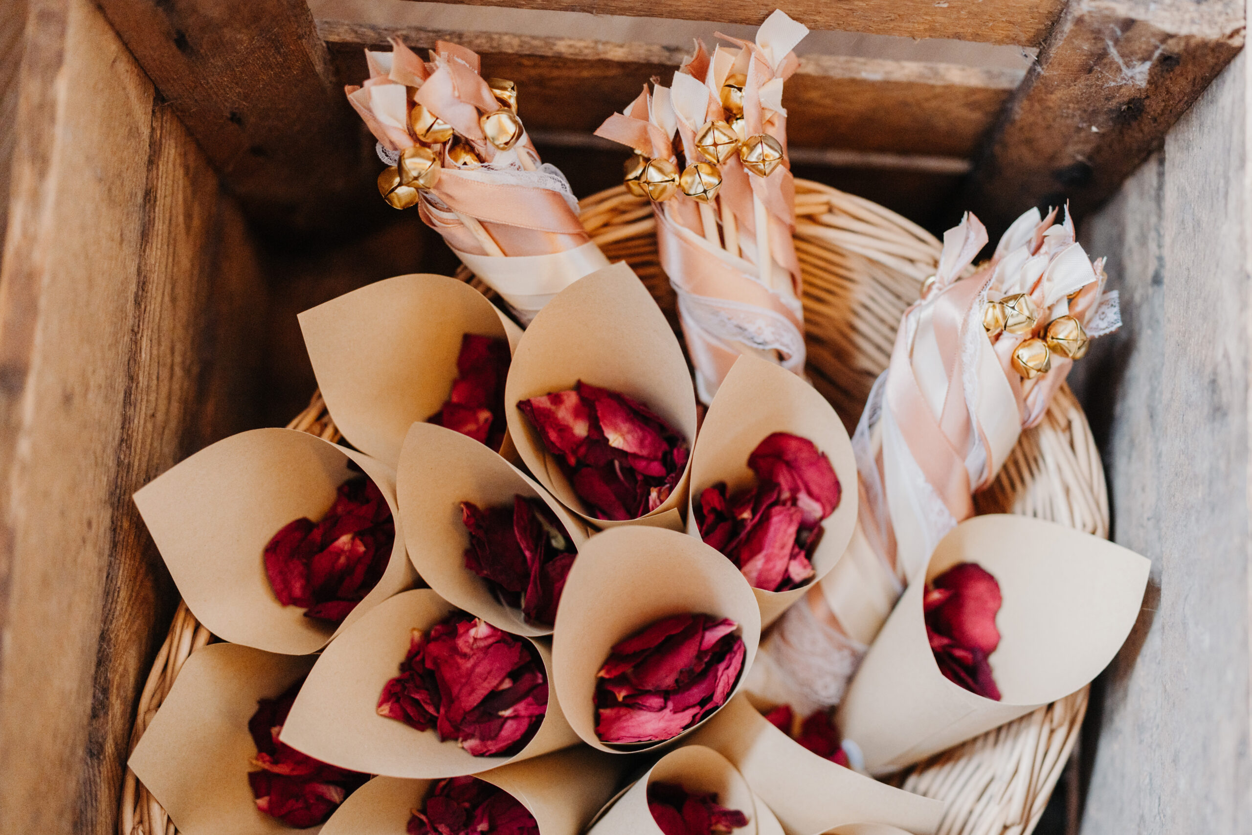 Auszug Freie Trauung mit Hochzeitsglocken und Rosenblüten