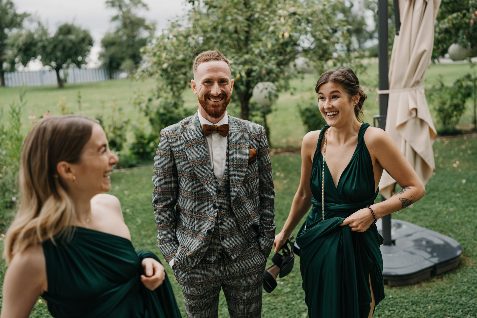 Gartenhochzeit, Dresscode, elegant grün beige und braun Töne gewünscht.