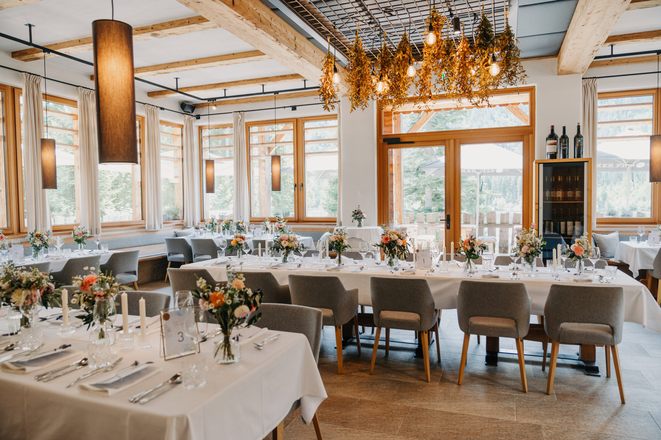 Hochzeitslocation mit eleganter Inneneinrichtung und natürlicher Atmosphäre.