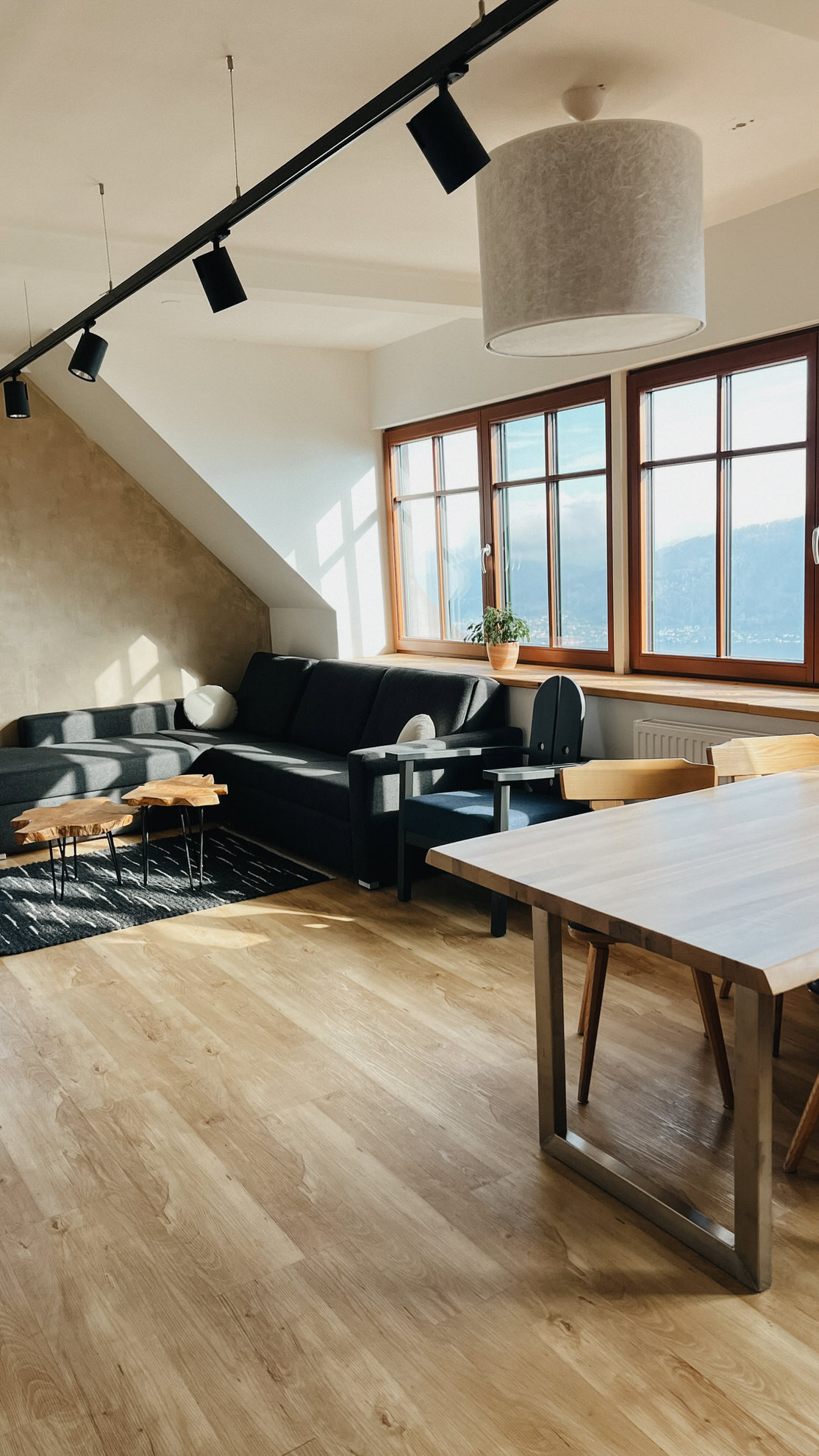 Hochzeitslocation mit großem Fenster und Bergblick, ideal für unvergessliche Hochzeitsfeiern.