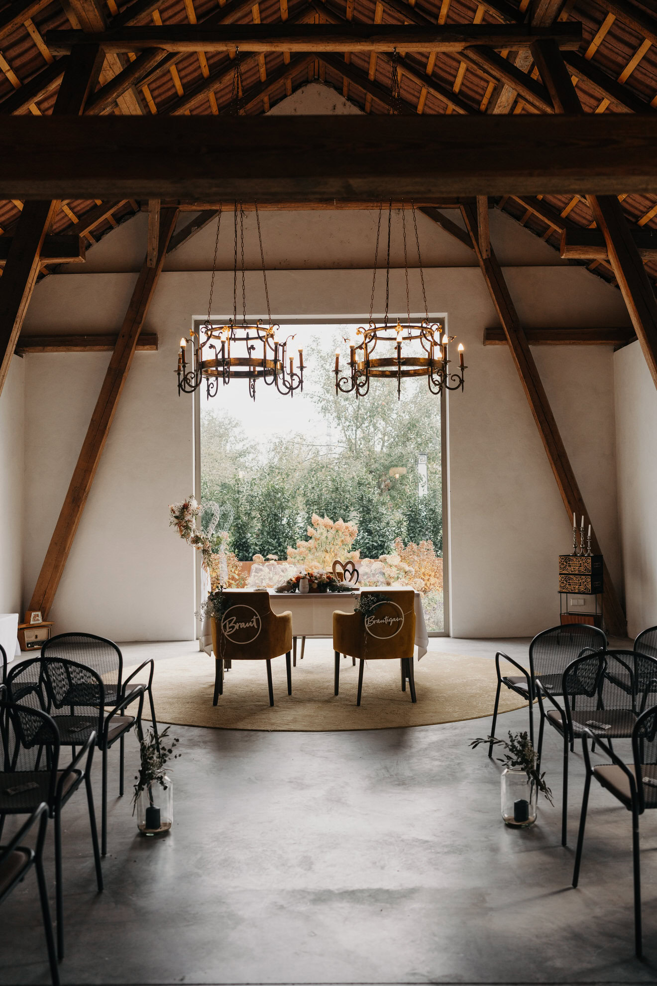 Hochzeitslocation im rustikalen Scheunenstil mit natürlichem Licht und eleganter Dekoration. Perfekt.