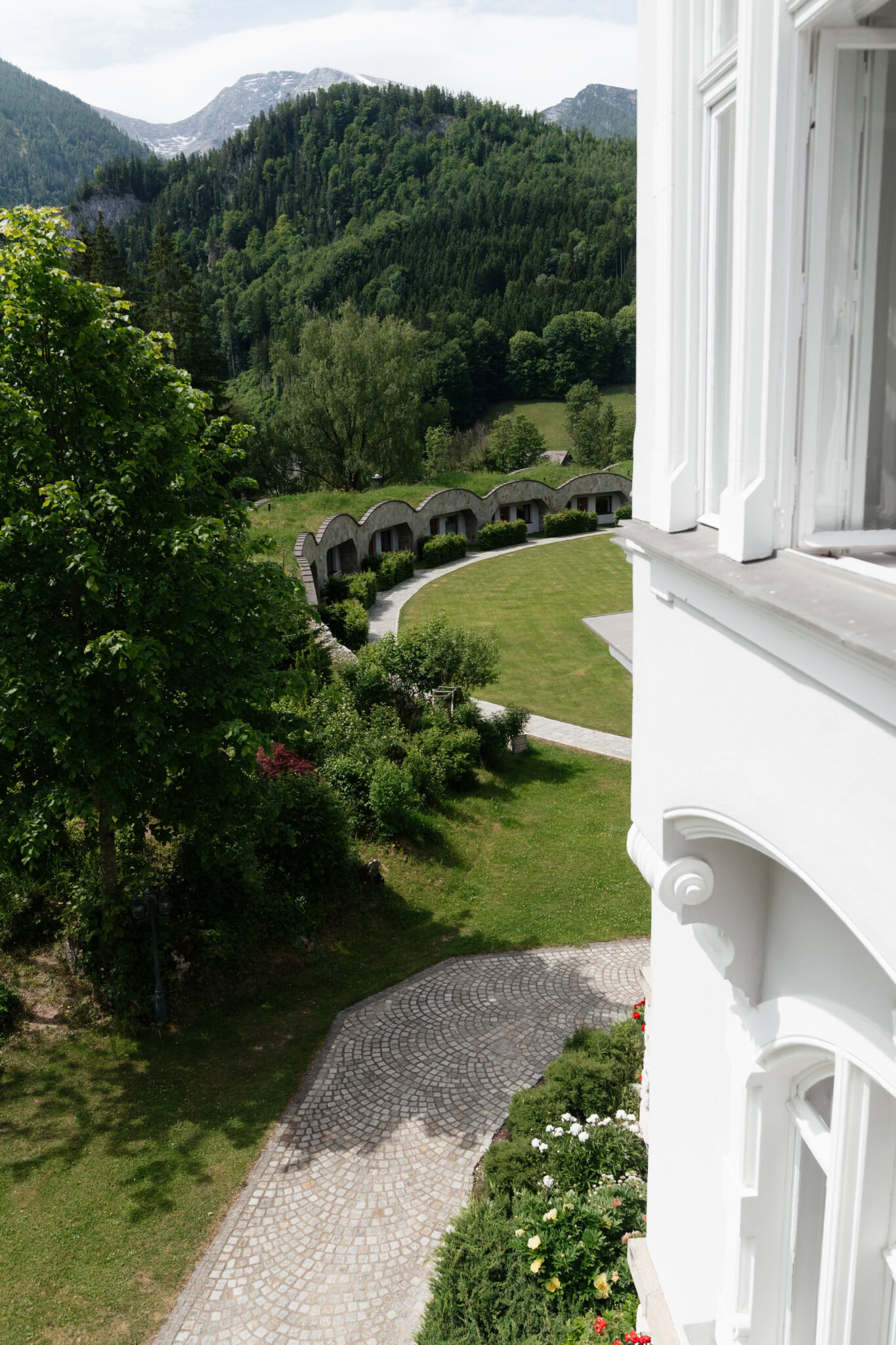 Hochwertige Fotografie eines gepflegten Gartens mit Blick auf die umliegenden Berge in Österreich.