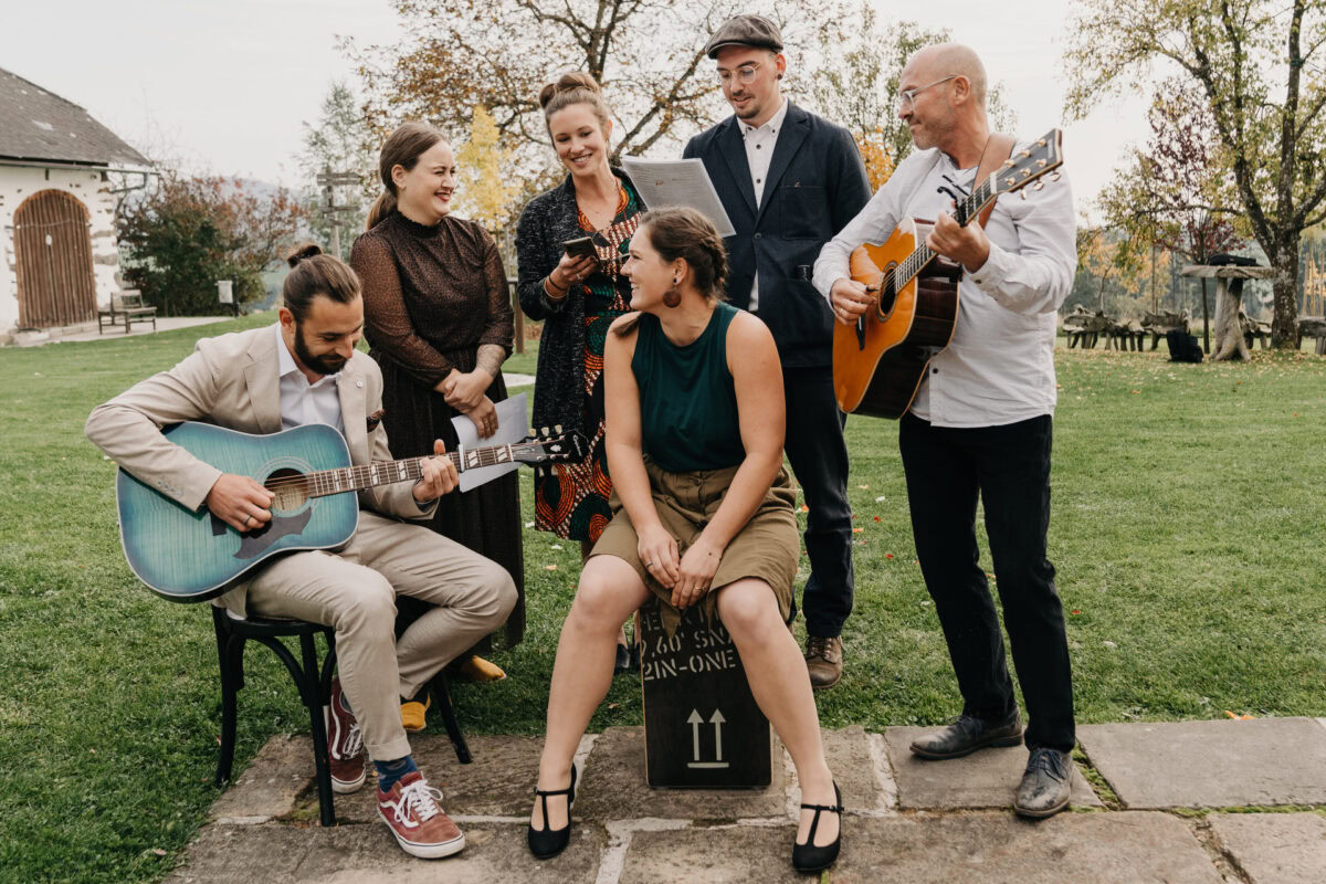 Gruppenfotos der Besten Freunde beim Singen