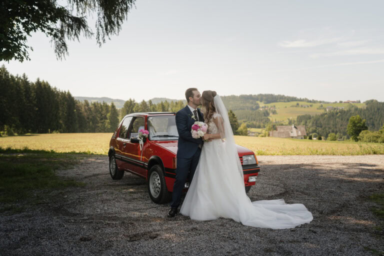 Eine unvergessliche Hochzeit zwischen Peugeot, Alm und ganz viel Liebe