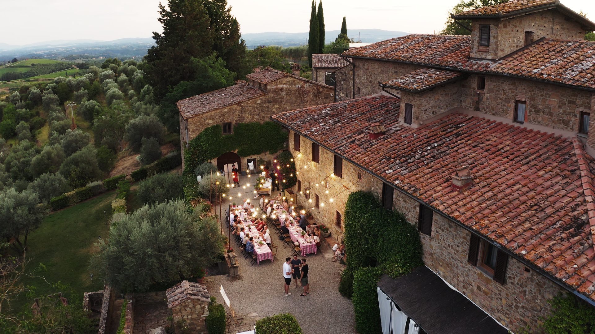 Hochzeit im toskanischen Landhaus mit festlicher Tafel im Freien.